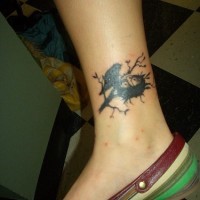 Tatuaje en la pierna, pájaro con pequeños pájaritos en el nido, color negro - Tattooimages.biz