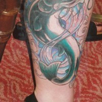 Grande tatuaggio sulla gamba il pesce gatto colorato
