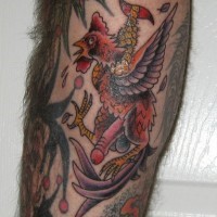 Incredibile tatuaggio colorato sulla gamba il gallo rosso con il pene