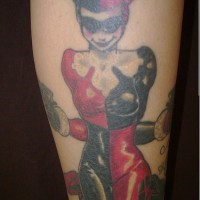 Tatuaje en la pierna, niña payasa, traje de color negro y rojo