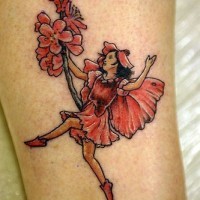Bellissimo tatuaggio colorato sulla gamba la fata con il mazzo di fiori