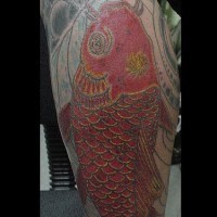 Un gros poisson chat rouge tatouage sur le mollet