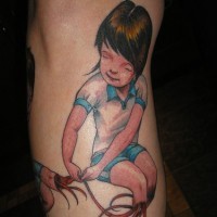 Tatuaje en la pierna, chica conectada con otra chica con vasos