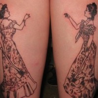 Tatuaje en la pierna, mujeres elegantes en vestidos largos