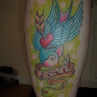 Tatuaje en la pierna, ave azul, saeta, inscripción