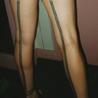Tatuaje en la pierna, cremalleras a lo largo de la pierna