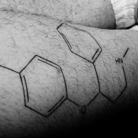 Tatuaje en la pierna, dibujos geométricos, contornos finos