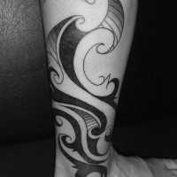Leg tattoo, black and white curled pattern