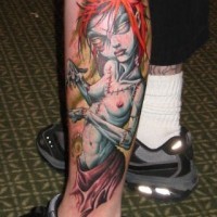 Mostruosa ragazza nuda tatuata sulla gamba