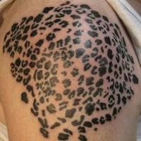 Le tatouage de l'épaule avec des petits pointes de léopard