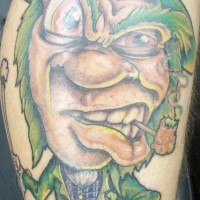 leprechaun con il tesoro verde tatuaggio