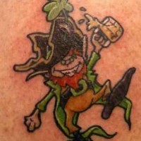 leprechaun beve tatuaggio in colore