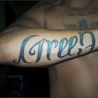Le tatouage artistique d'ambigramme sur le bras