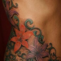 Lilien und Efeu großes Tattoo an der Seite