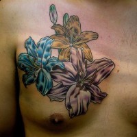 fiore rosa blu e giallo sul petto tatuaggio