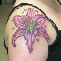 fiore rosa sulla spalla tatuaggio