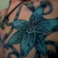 Blaue üppige Lilie im Maßwerk Tattoo