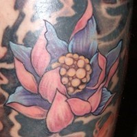 Lilie Blume im schwarzen Wasser Tattoo