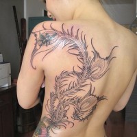 fiore largo sulla schiena tatuaggio