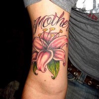 Tatuaje de lirios color púrpura y la palabra madre