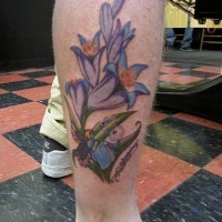 Tatuaje en pierna de lirio color azul y violeta