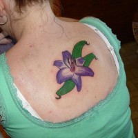 Le tatouage de grande fleur de lys pourpre sur le dos