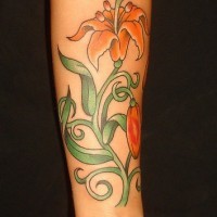 Tatuaje de lirio color naranja en tallo
