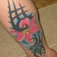 Le tatouage de fleur de lys rose avec un entrelacs tribal sur la jambe