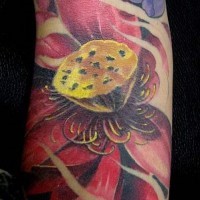 ampio tatuaggio di fiori colorati sul braccio