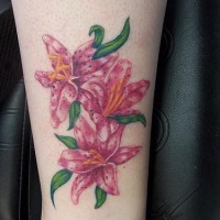 Tatuaje de tres lirios color rosa