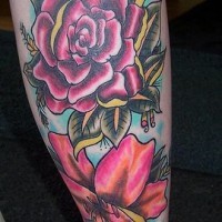 Tatuaje multicolor de lirio y rosa