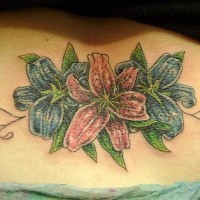 El tatuaje de unas flores de lirio color azul y rosa