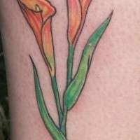 El tatuaje de una flor de Cala color naranja