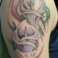 El tatuaje de dos flores de Cala de color blanco