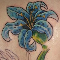 El tatuaje  de un Lirio de color azul