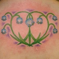 El tatuaje de unos Lirios de los valles en forma de un corazon