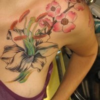 El tatuaje de una flor de Lirio y una rama de sakura
