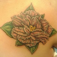 El tatuaje de una flor con hojas alrededor de ella