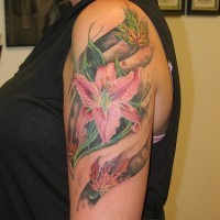 El tatuaje de una flor de Lirio con unas hojas caidas