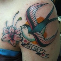 El tatuaje de una golondrina Ruby y una flor de Lirio
