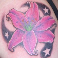 El tatuaje de un Lirio morado rodeado de estrellas