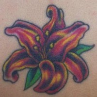 El tatuaje de un Lirio de tres colores: rosa, amarillo y negro.