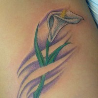 El tatuaje de una pequeña flor de Cala blanca con una lineas cruzandola