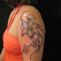 Tribal Lilien Tattoo auf der Schulter