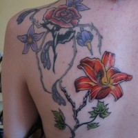 Rose und Lilie Blumen Tattoo in Farbe
