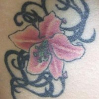 El tatuaje de un Lirio de color rosa con un entrelazado de color negro