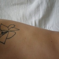 Lilie aus schwarzer Linie Tattoo