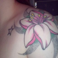 El tatuaje de un Lirio con el color rosa en las orillas y una estrella a un lado