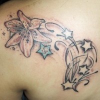 Tatuaje de azucena con estrellas en el hombro