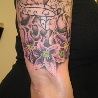fiori neri sul braccio tatuaggio